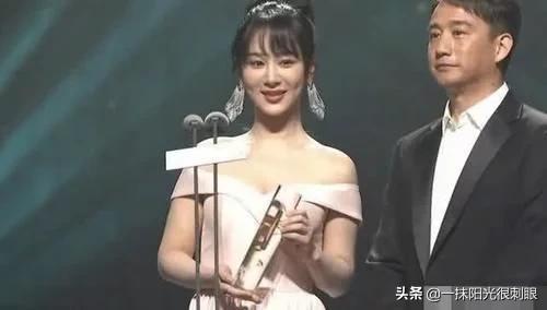 主持人口误把杨紫名字叫错,主持对杨紫的评价