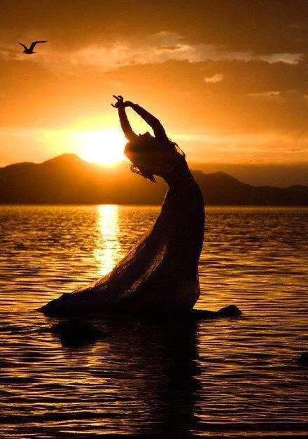 吃粽子看路人反应,吃着粽子看龙舟