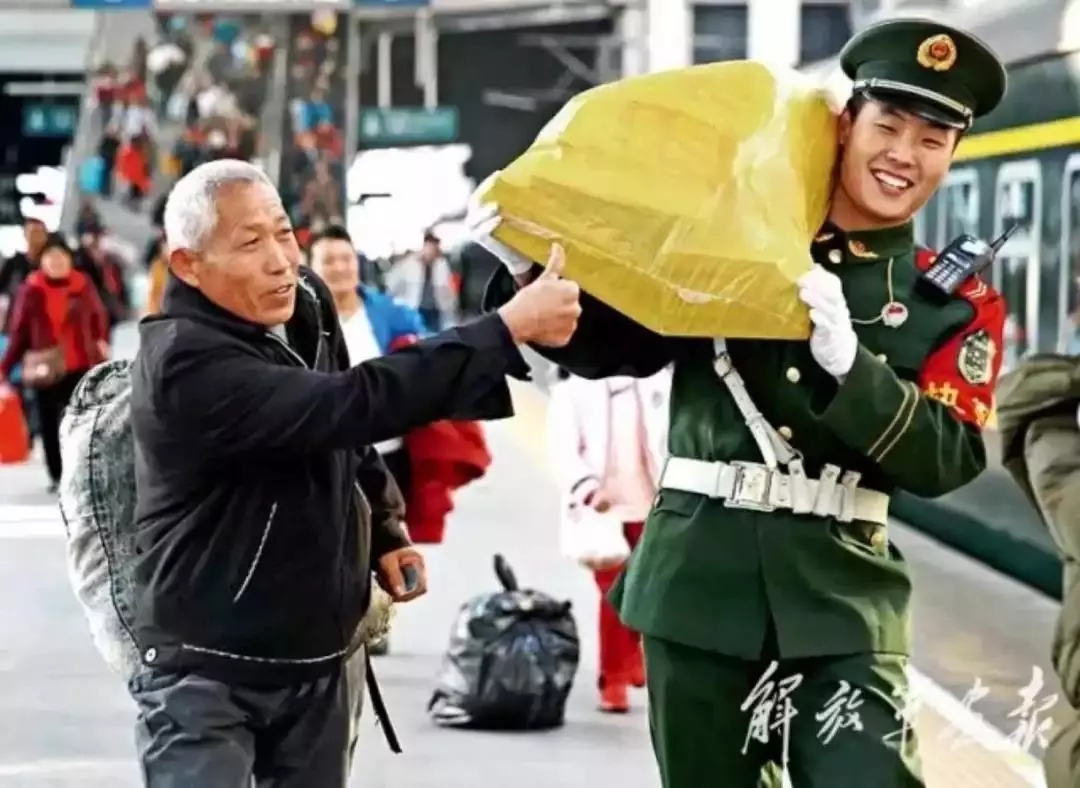 假如你在火车上遇到美女,春运车站遇到兵哥哥