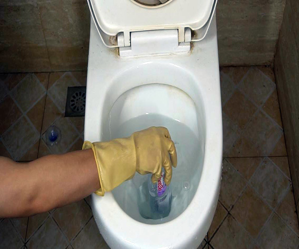 马桶水箱漏水马桶中看不到流水,马桶接水管与马桶的连接处漏水