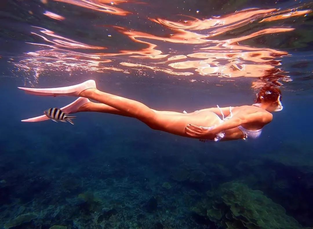 圈粉百万的身材到底有多性感？翘臀女神一张泳照告诉你