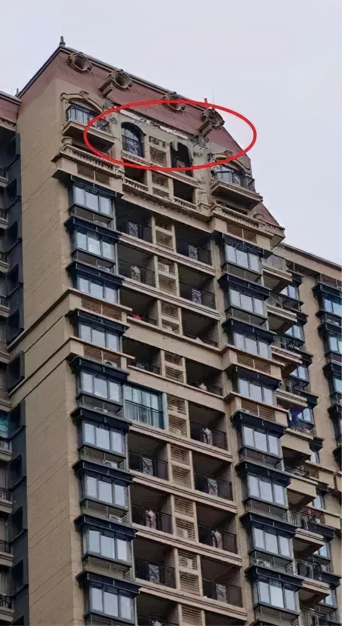 恒大一楼盘屋面飘板掉落击穿车库地面住建局开展安全隐患检查