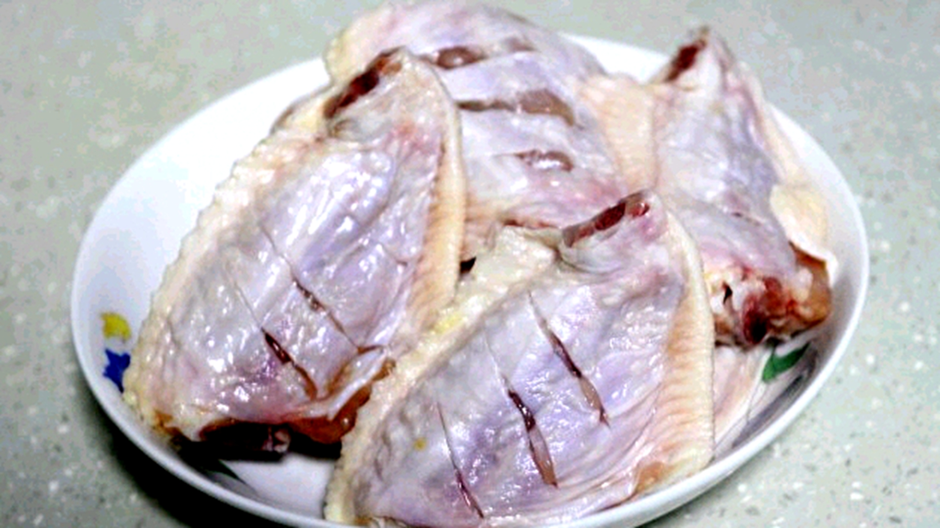 给孩子做鸡翅的视频,大人小孩都爱吃的鸡翅做法