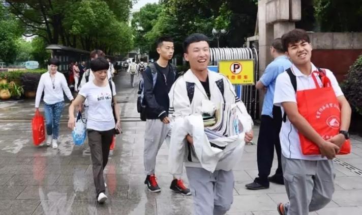 成绩没有考好校长约谈老师,校长因为成绩差被约谈