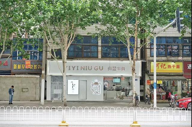 啃完二七路的这家牛骨头，我开始懂得狗子的快乐