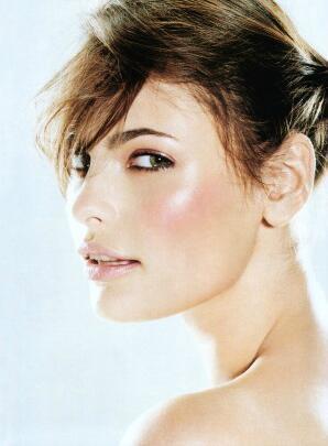 冬天一到晚脸发红发烫是怎么回事,冬天脸发红发烫该用什么护肤品