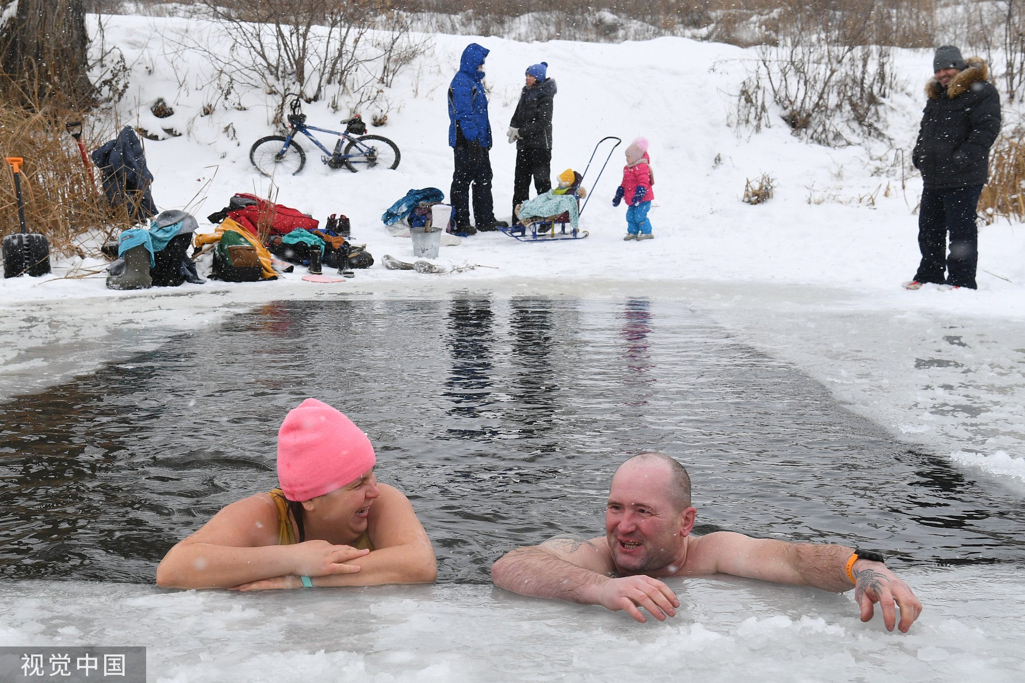 俄罗斯新西伯利亚雪,俄罗斯冰雪湖里冬泳