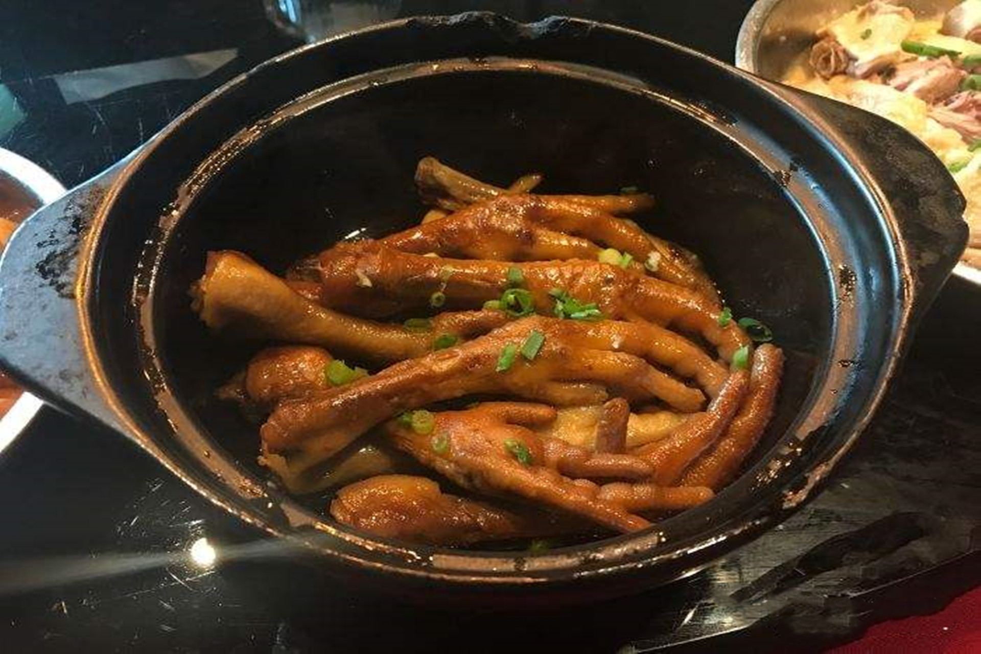 大口吃酱鸡爪软烂,风味独特的鸡爪