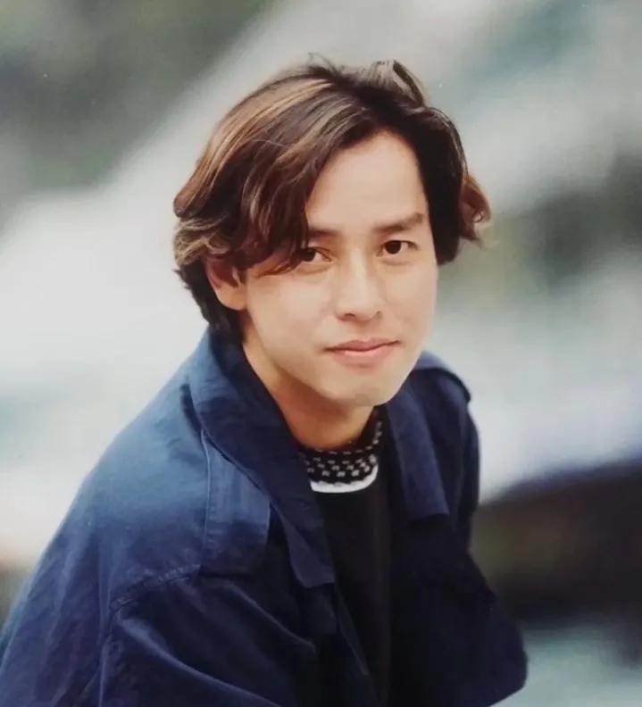 歌手开嗓的奇葩方式：徐小凤喝辣椒油、谭咏麟喝冰水、王爱华喝酒