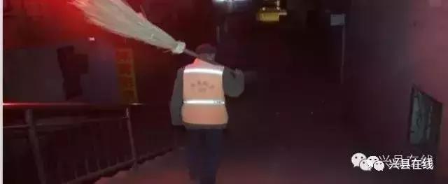 【*今条头日**】兴县街头大中午一点多拍到的一幕，辛酸，想哭！