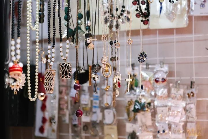 武汉步行街摆地摊,在武汉摆地摊的老乡们