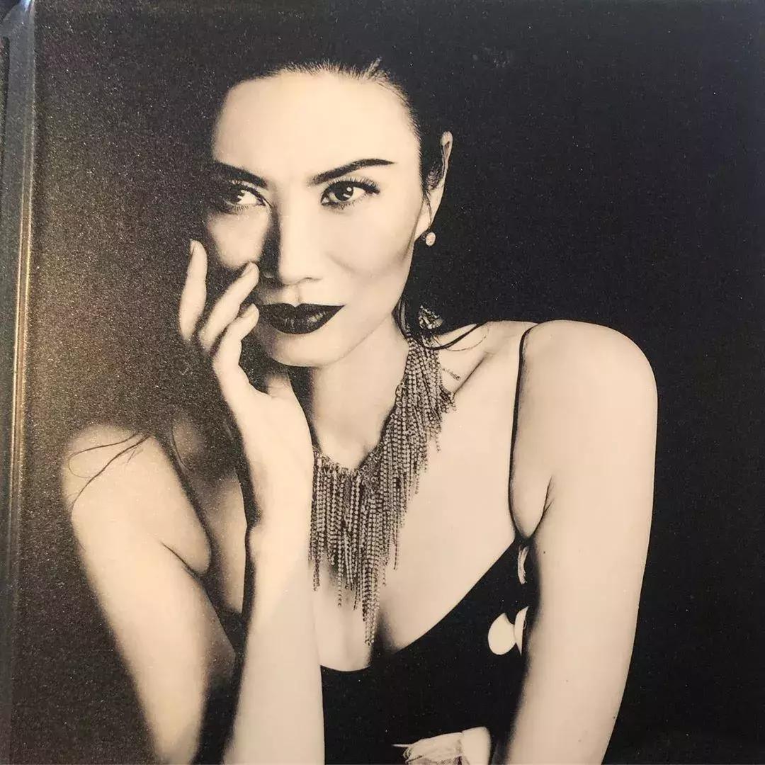 49岁邓文迪与22岁男友,49岁邓文迪与20岁男友