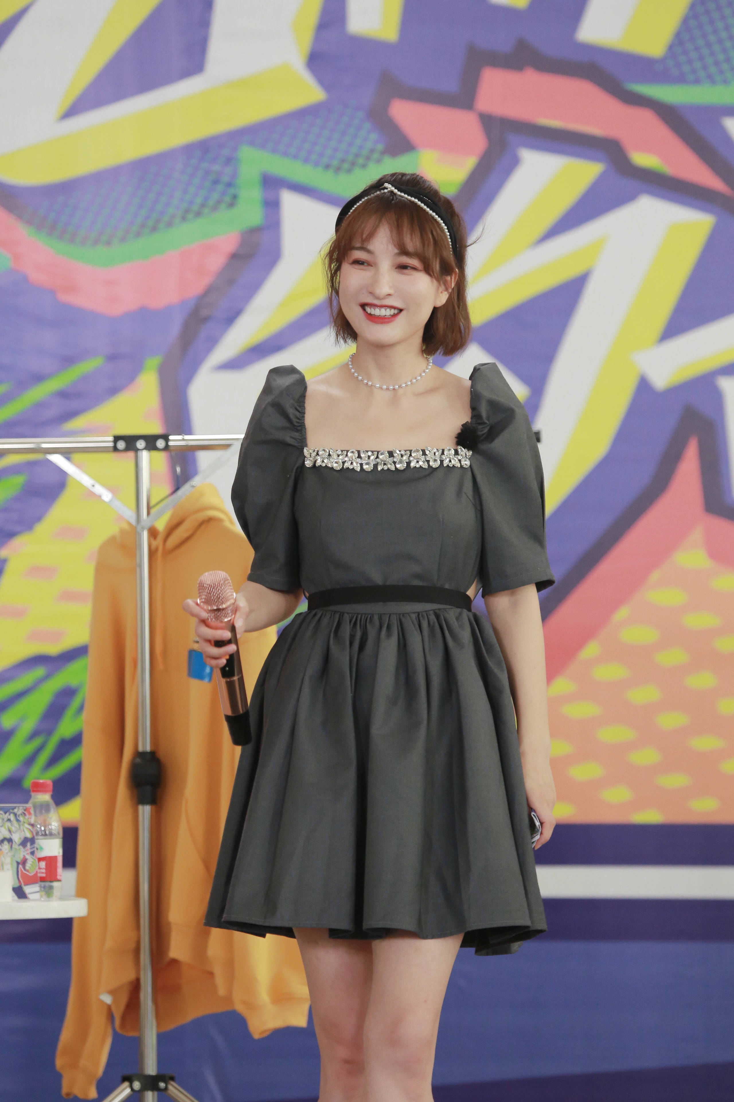 吴昕回应卖短袖视频,一件t恤卖几千块