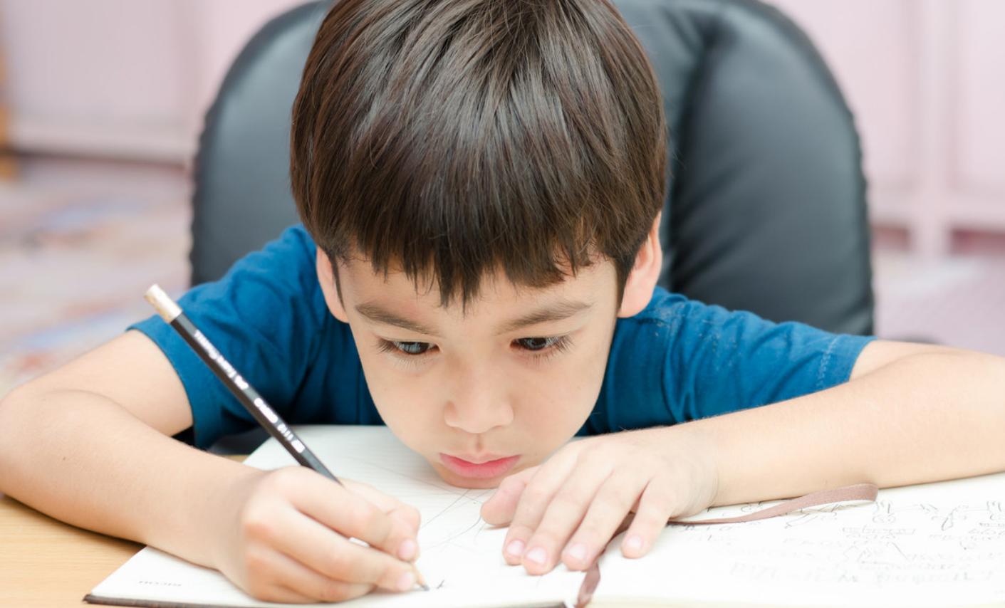 孩子懒惰不爱动脑思考怎么教育,如何引导孩子多动脑思考