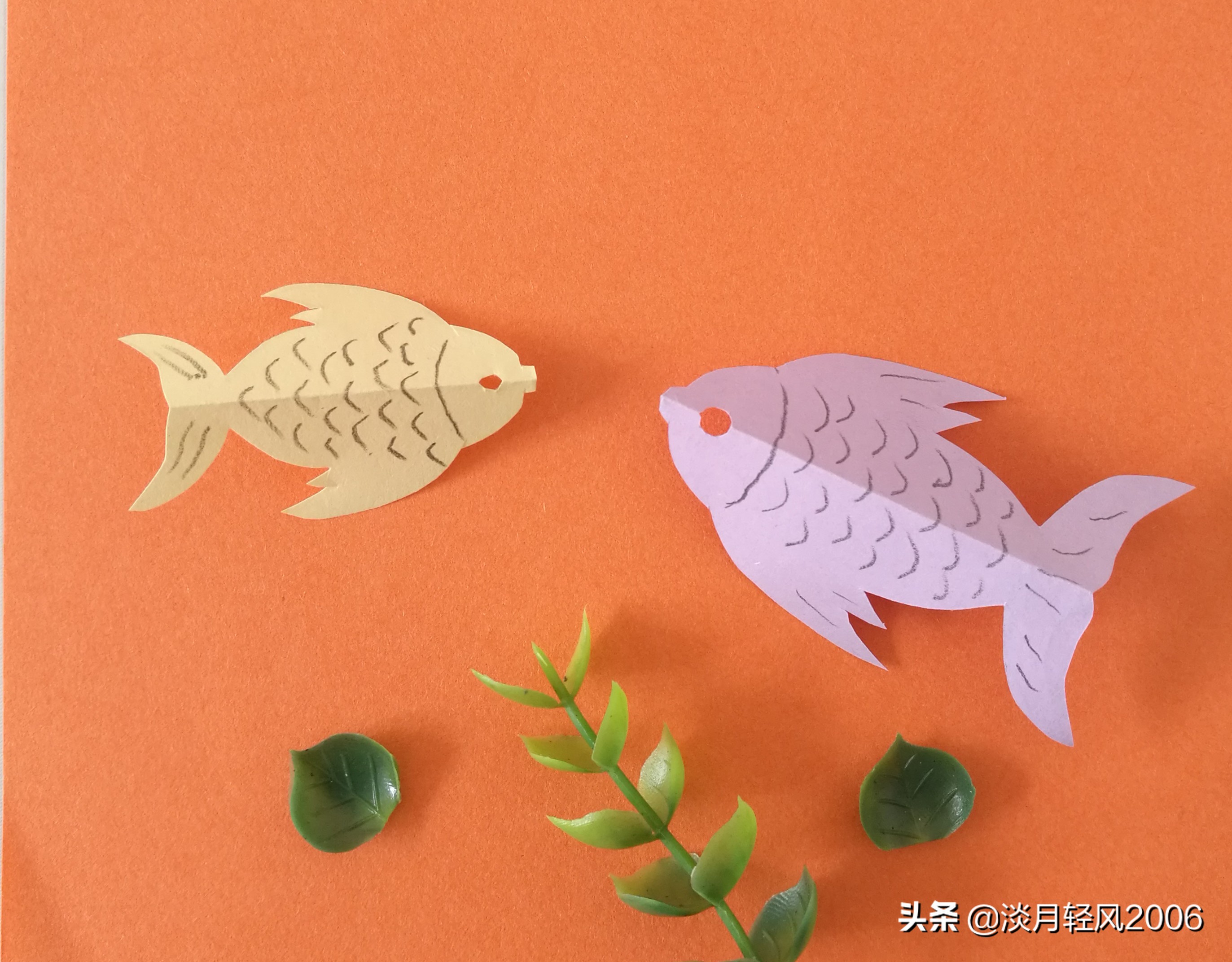 用彩纸制作出一只可爱的小鱼,橡皮泥做的小鱼放彩纸上怎么做