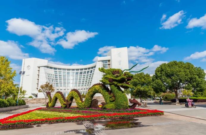 中国*产党共**创办的第一所高等学府，以城市名字命名，孙中山、毛*东泽**直接关怀！