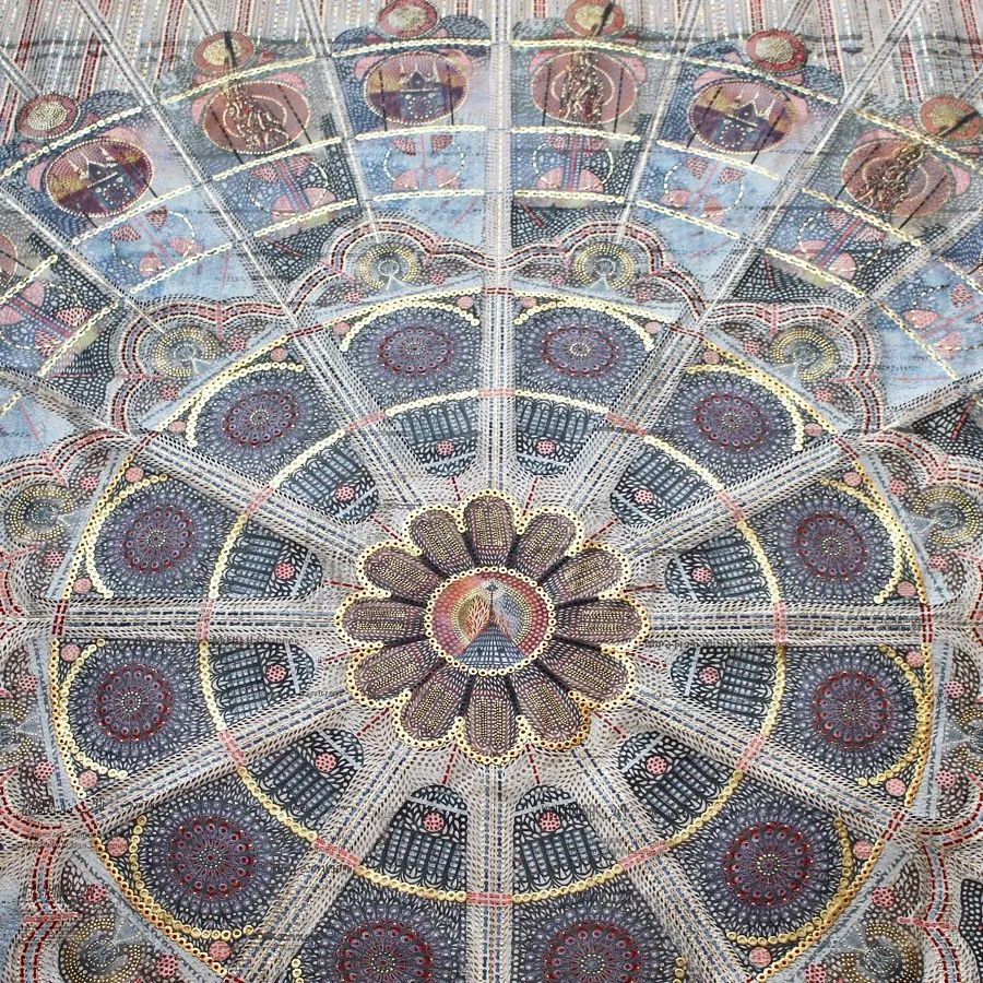 她用一把手术刀在2毛钱废报纸上雕出精美图腾,一幅卖60万