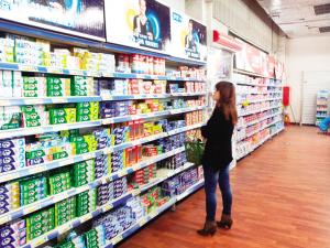 去了超市啥都想买,去超市买东西总是喜欢拿后面的