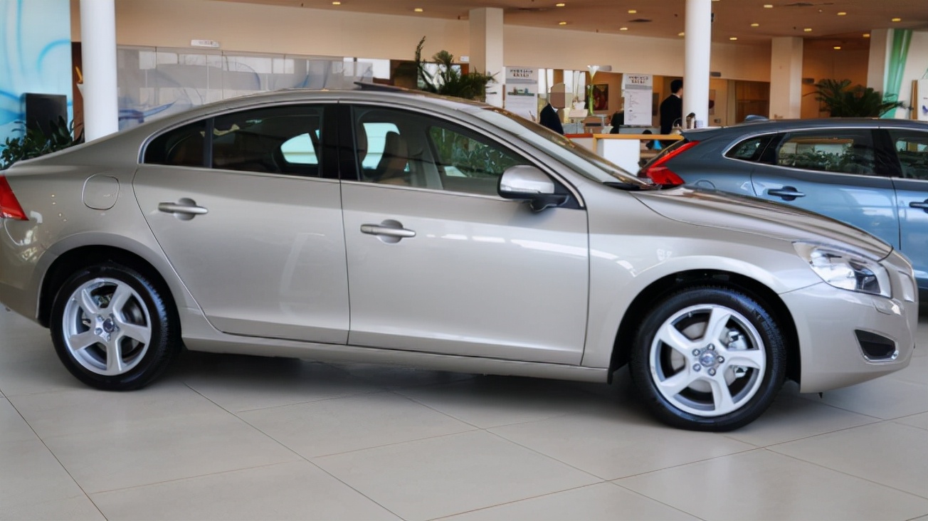 沃尔沃s60一个月的养车费大概多少,每月工资5000元养得起沃尔沃s60吗