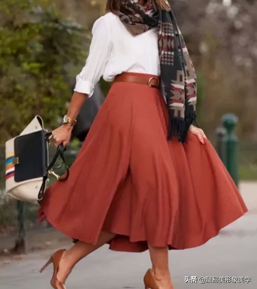 初秋穿什么颜色好看,秋天穿“杏色”太好看了