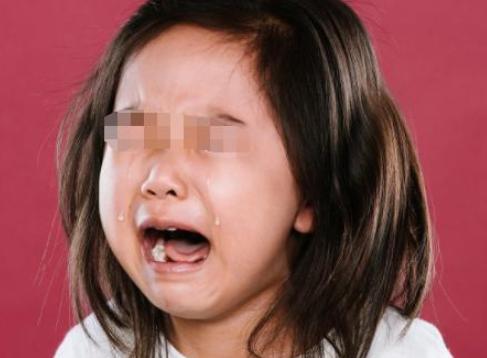 它总盯着我看,4岁女儿被1000元玩具吓哭,网友:换谁谁都怕