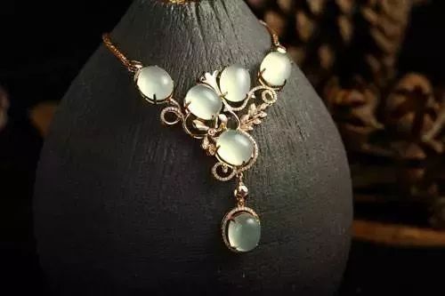 好品质的岫玉和差品质翡翠哪个好,岫玉与翡翠的鉴别方法有哪些呢