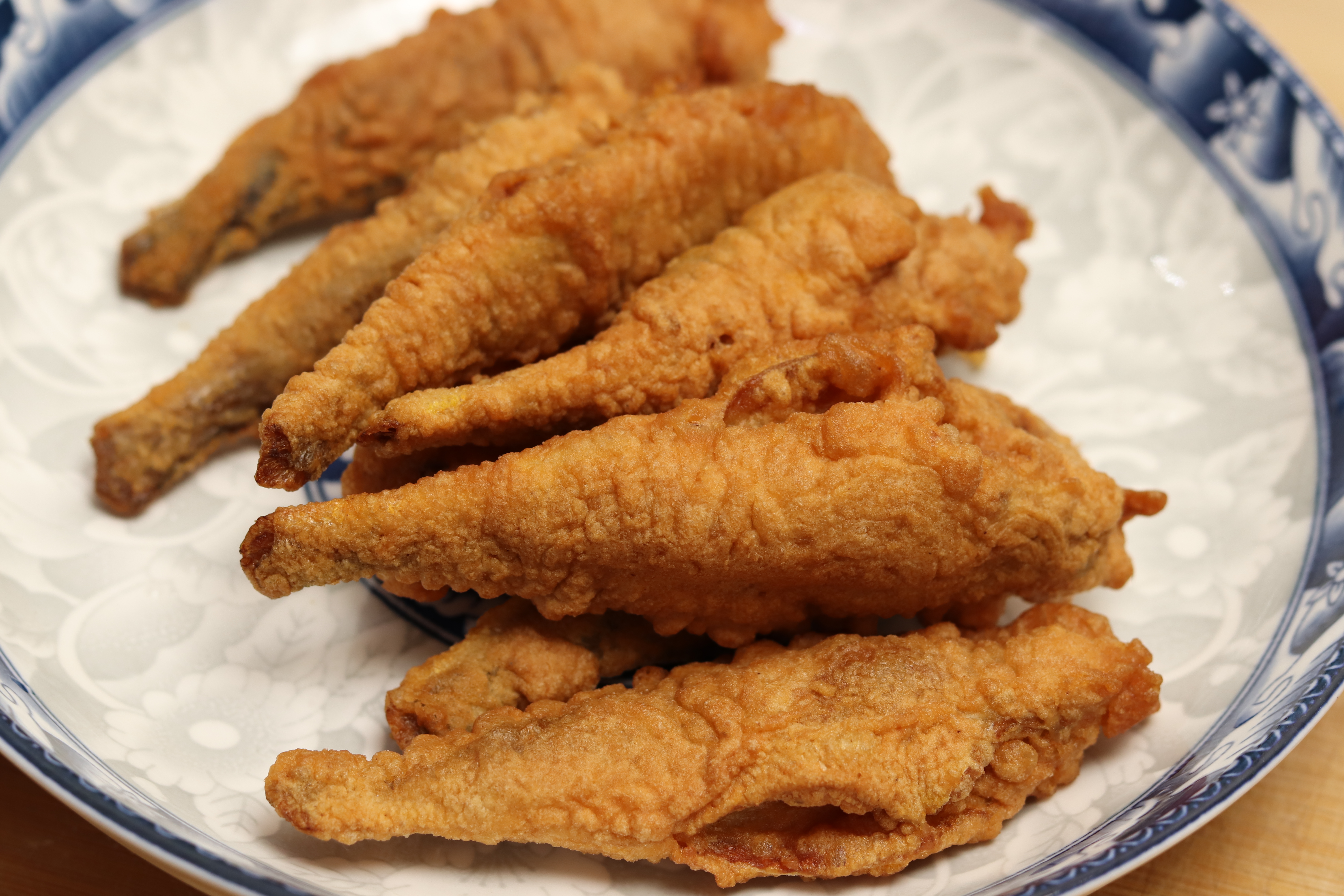 炸鱼时，用淀粉还面粉？差别挺大，大厨教你正确的做法，外酥里嫩