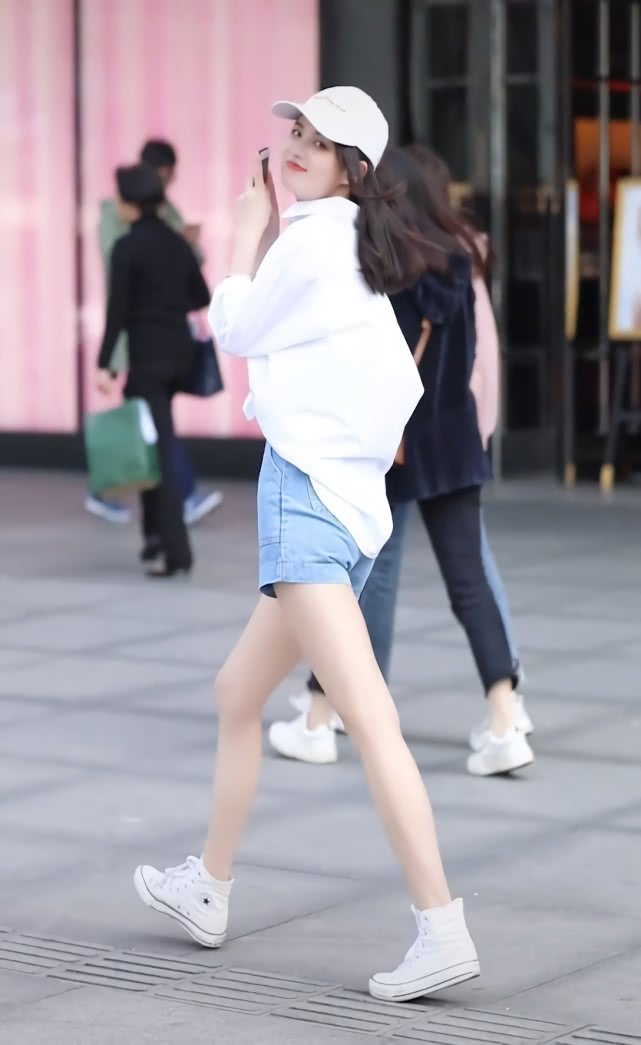 别老想着热裤，“海浪裤”才是不二之选，配匡威能拉长海拔