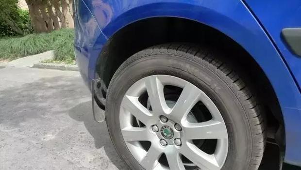 车没有松手刹行驶的危害,开车忘了放手刹对车辆有什么影响