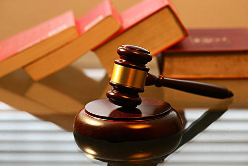 光天化日之下持枪抢劫视频,光天化日之下行凶无人阻拦