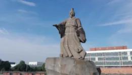 四川一大学被称为高校版“水上威尼斯”，坐落于千古奇迹都江堰