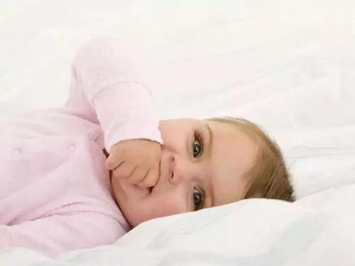 宝宝吃手吃到脏东西怎么办,宝宝吃手臭是什么原因