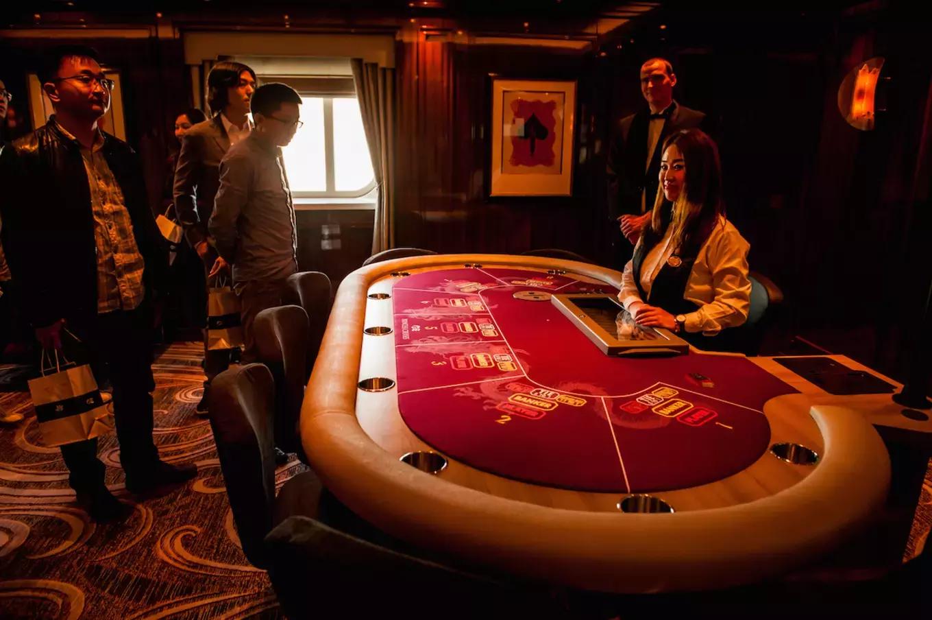 环球蜜月的小两口，免费上了一座价值8亿欧元的邮轮