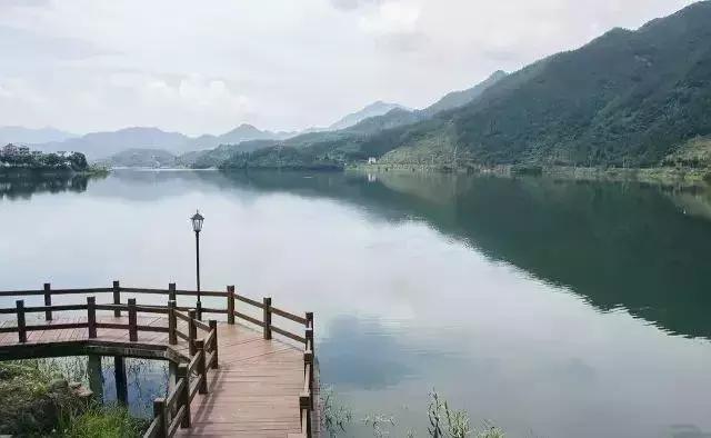 把千岛湖“装”进自家民宿，做了一个无敌湖景泳池，让无数人尖叫