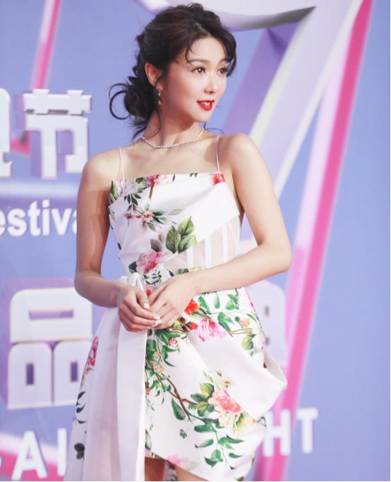 杨超越赵丽颖走红毯,杨超越千金风红毯