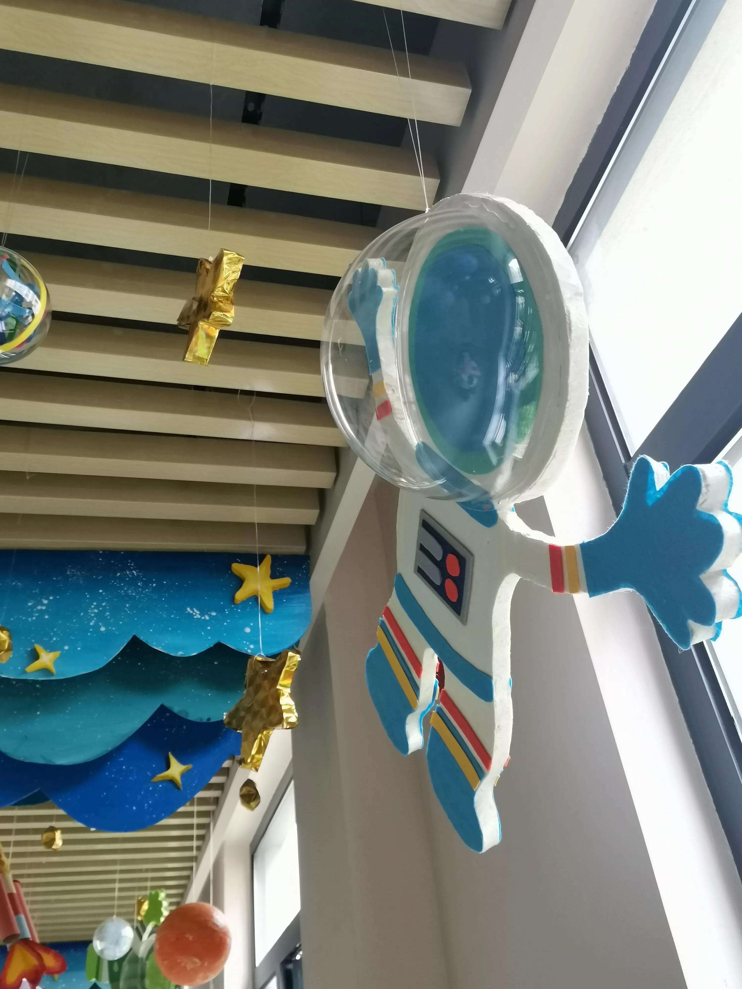 幼儿园吊饰星空如何制作,幼儿教室环创布置吊饰星空