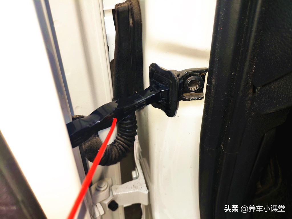 车门难推开怎么办,开车门异响最简单的解决方法