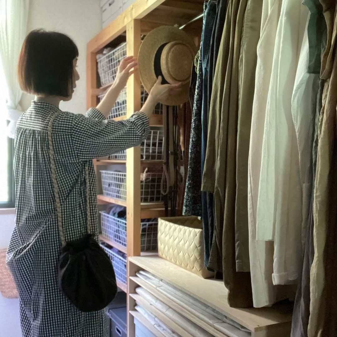 日式主妇衣柜收纳技巧图片大全,衣柜里当季穿的衣服整理收纳技巧