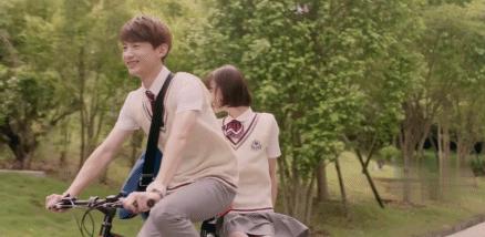 综艺白敬亭郑合惠子,白敬亭新鞋蹦蹦跳跳视频