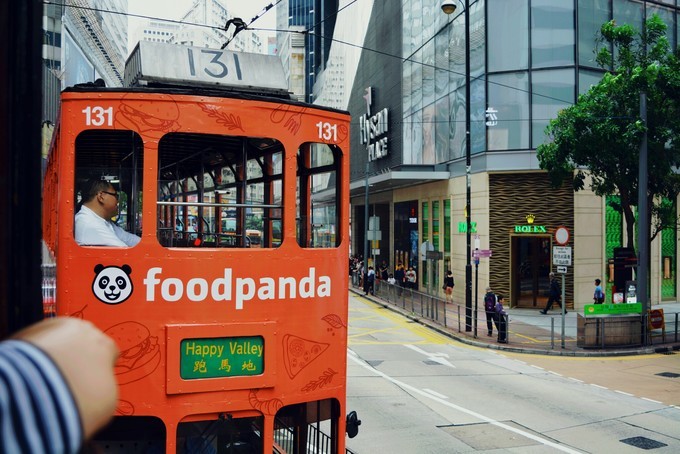 世界将我包围下一句,世界将我包围演唱