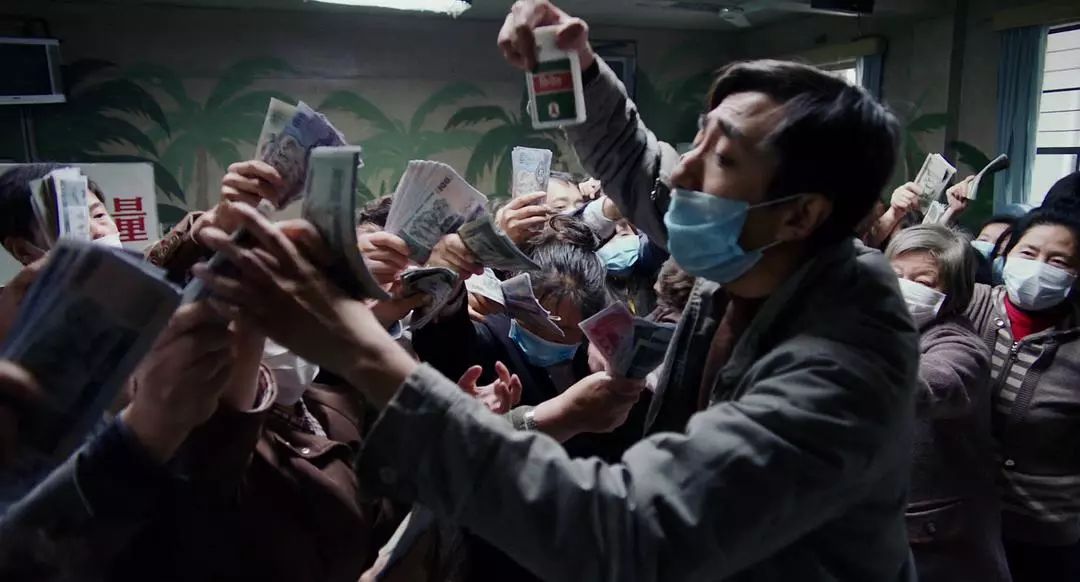 他在印度坐着三轮车狂奔,就为了抢3000个口罩……