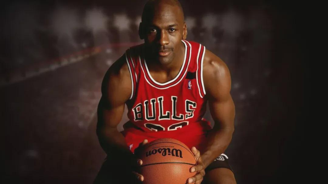 乔丹18年前的照片,乔丹亲穿签名鞋拍出56万美元