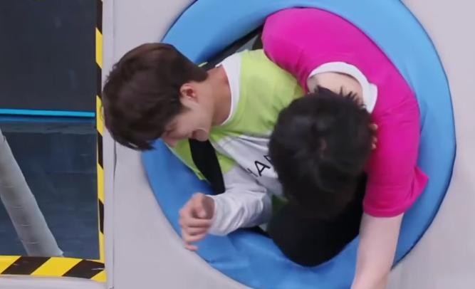 王一博五次快本玩游戏,王一博上快本玩踩气球