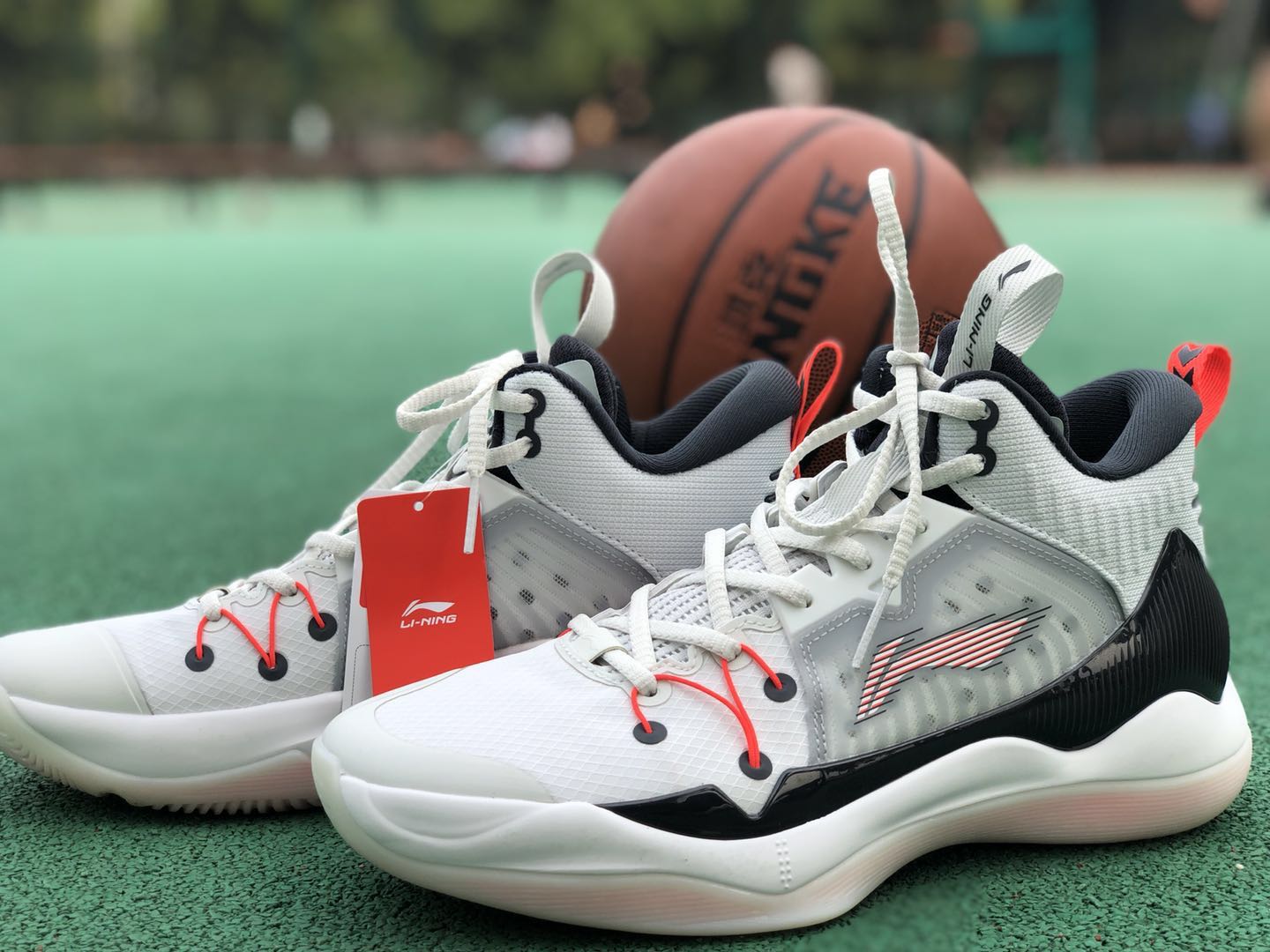 李宁8083ultra和利刃3v2哪个好,国产性价比高的篮球鞋实战推荐