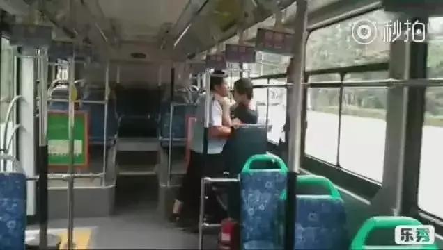 “以为女孩子好欺负是吧，信不信马上曝光你！”