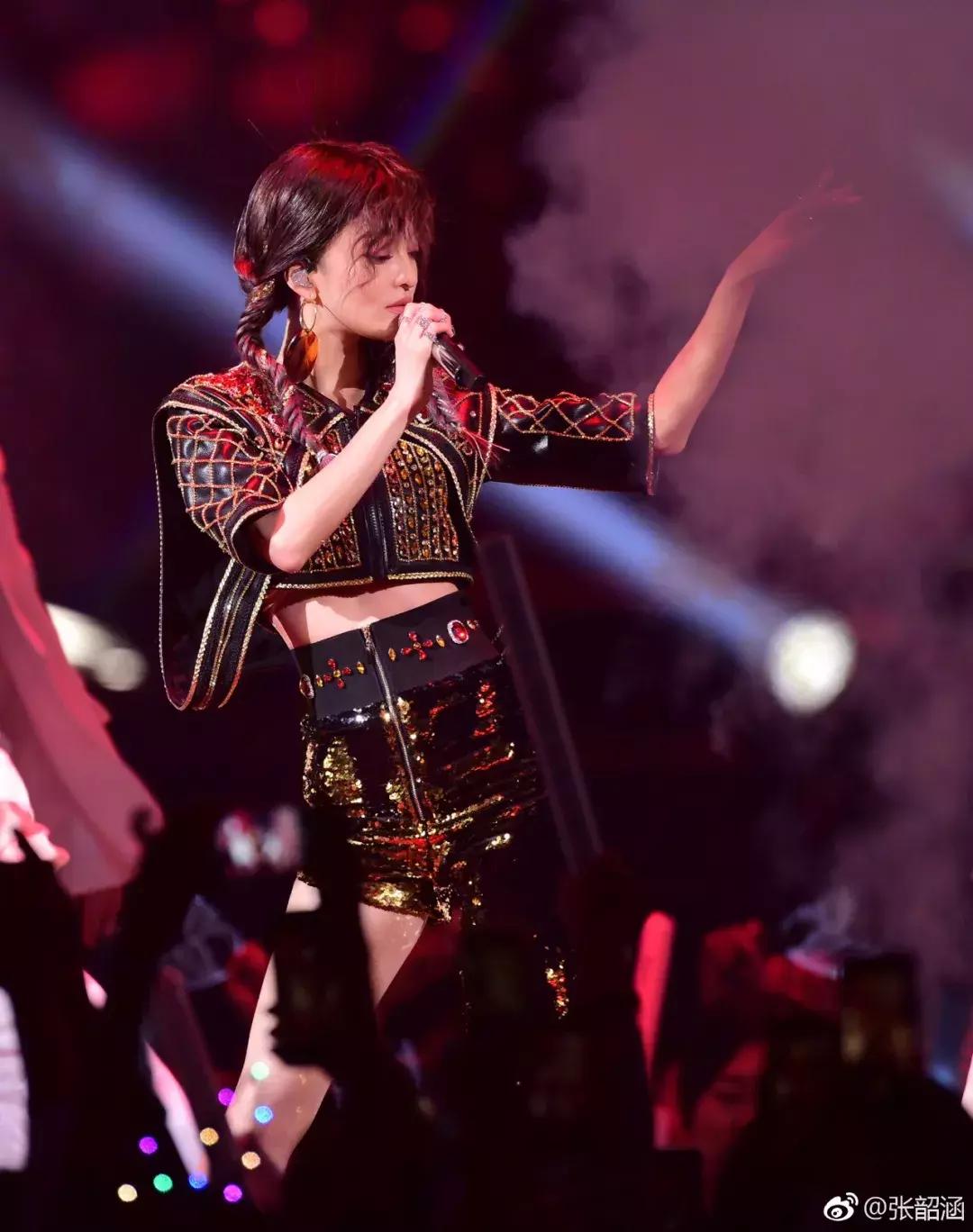 “过气”十年,凭什么她发个问号也能上热搜?