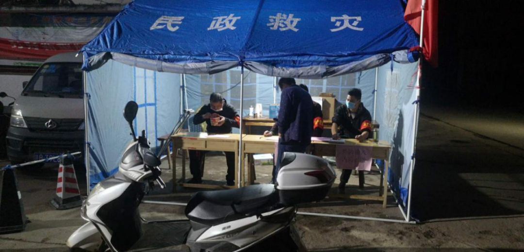 轻伤不下火线民警,轻伤不下火线战士