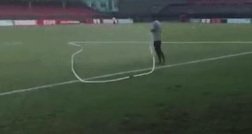 国足对马来西亚比赛回放,国足修球场