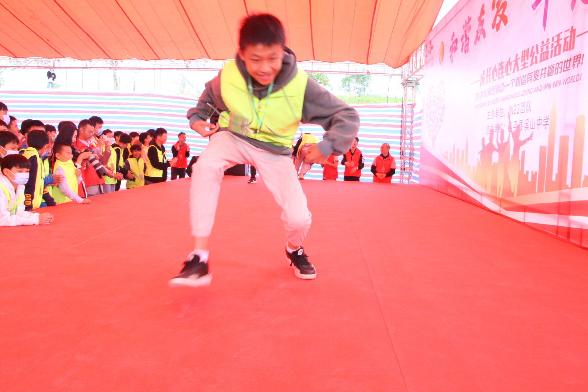 创盈芯实业联合“IN22”家族走进河源助学送爱心