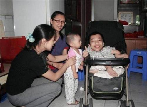 他身高不足1米,却身价上亿,娶1米7的秘书为妻,如今怎样